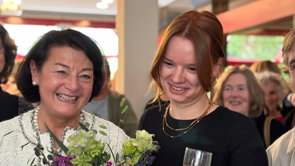 Bild zweier Frauen - Dr. Inge Beisel und ihre ehemalige Hiwine Anna-Lena Hauser