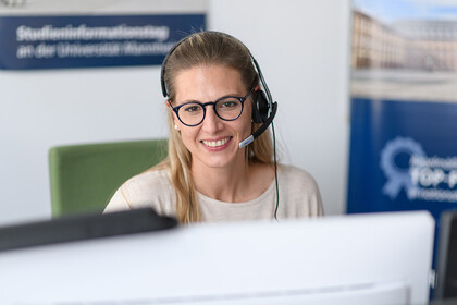 Eine Person trägt ein Headset mit Mikrofon. 