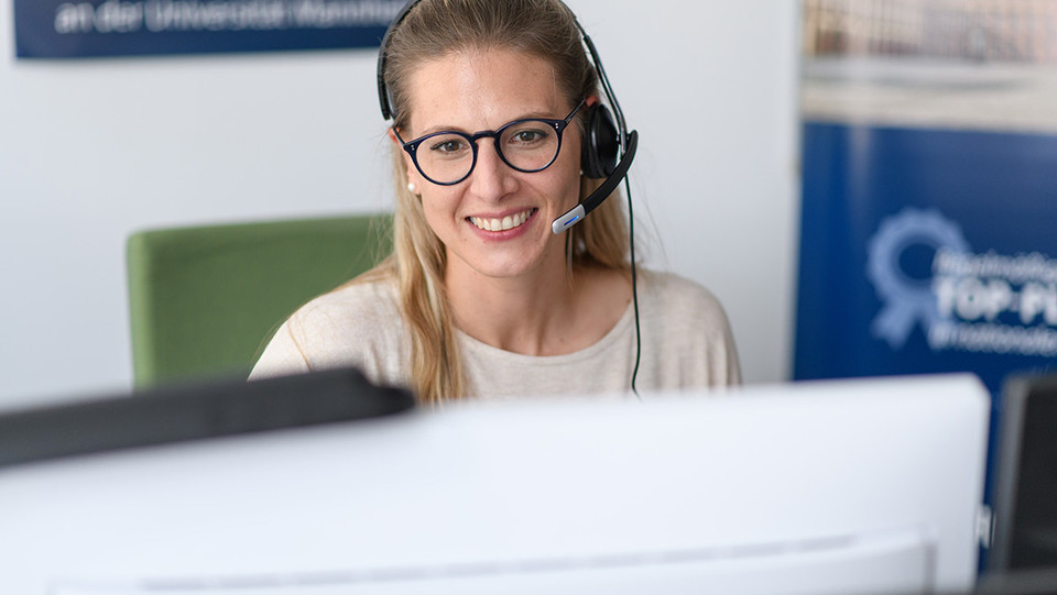 Eine Person trägt ein Headset mit Mikrofon. 