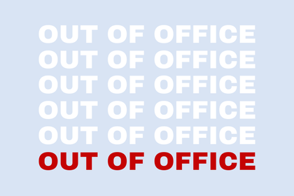 Out of Office Banner in weißer und roter Schrift auf hellblauem Grund.