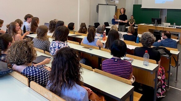 Mitarbeitergruppe vom Romanischen Seminar während der Seminarkonferenz im Hörsaal