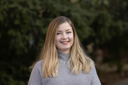 Christine Bickert. Sie trägt einen grauen Rollkragenpullover und lächelt freundlich.