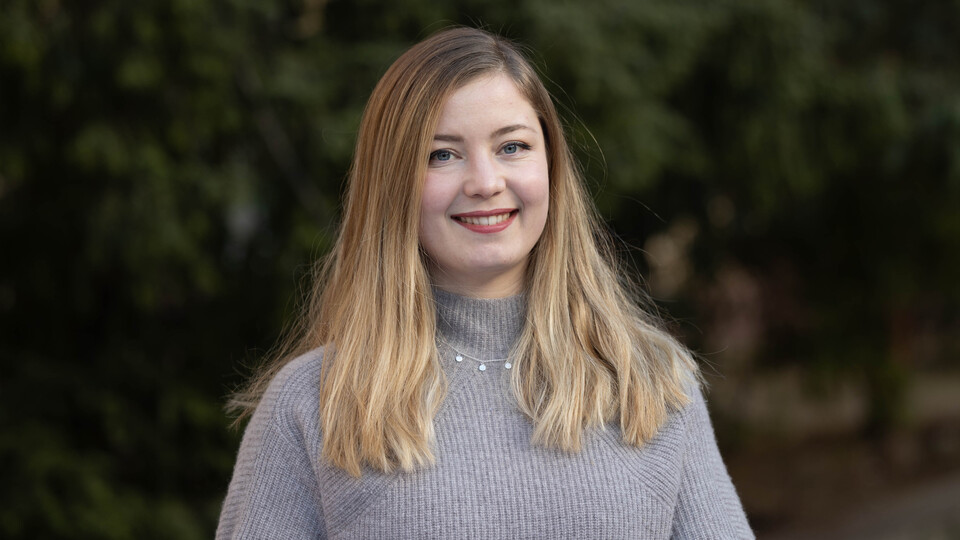 Christine Bickert. Sie trägt einen grauen Rollkragenpullover und lächelt freundlich.