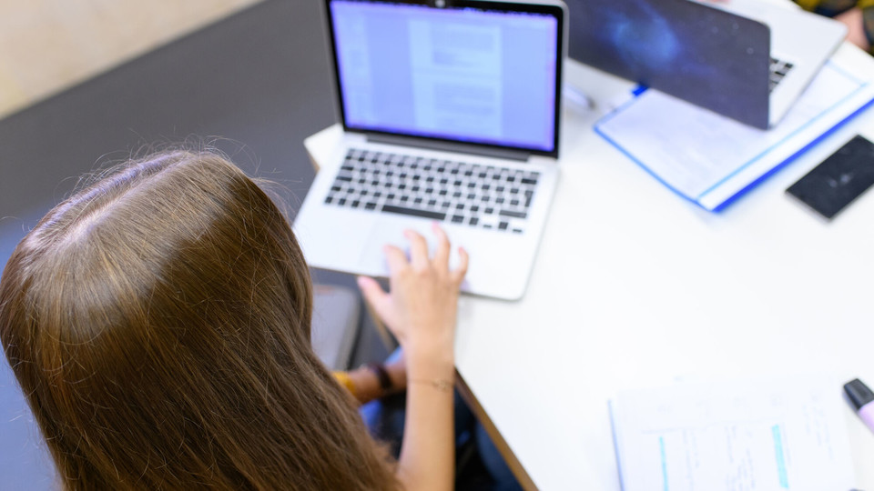 Studierende im Learning-Center Eine Studentin liest ein Dokument auf ihrem Laptop.