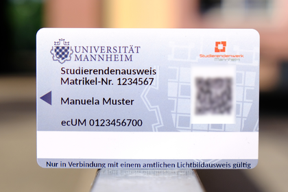 Bild von ecUM ohne persönliches Bild, stattdessen ein QR-Code an gleicher Stelle.