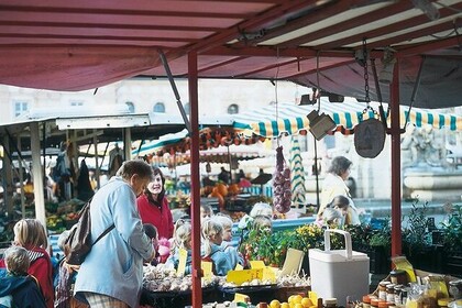 Personen stehen vor einem Stand am Marktplatz in Mannheim.