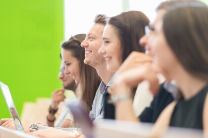 vier Studierende im Hörsaal