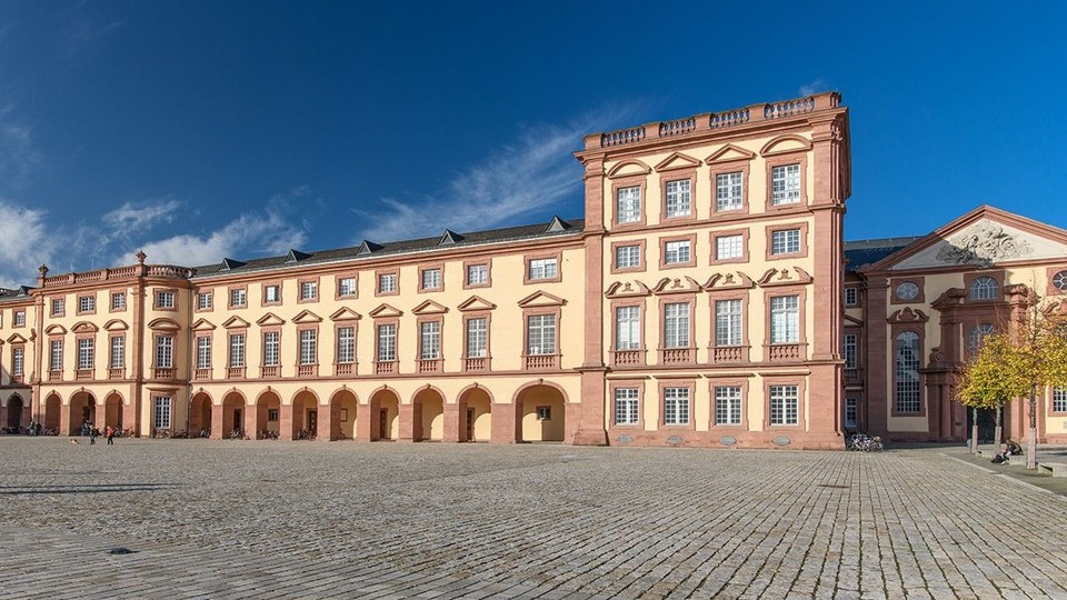 Der Westflügel des Universitätsschlosses unter blauem Himmel.