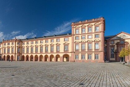 Der Westflügel des Universitätsschlosses unter blauem Himmel.