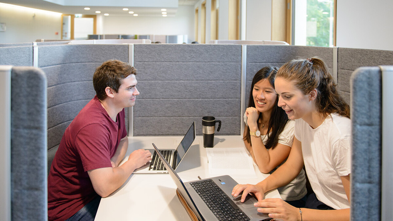 Drei Studierende in einer Kapsel im Gruppenbereich im B6-Gebäude.