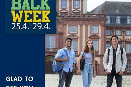 Drei Studierende stehen auf dem Ehrenhof und lächeln frontal in die Kamera. Im Hintergrund das Barockschloss, teilweise verdeckt durch eine blaue Leiste am linken Bildrand. In dieser steht "Welcome Back Week 25.4.-29.4.", darunter "Glad to see you back".