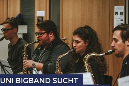 Studierende mit Saxofon beim Proben für die Uni Bigband. Auf dem Bild grafisch abgehoben zusätzlich der Slogan: Uni Bigband sucht Spielerinnen und Spieler. Link: Instagram-Post Uni Bigband