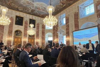 Rittersaal mit prunkvoller Decke und den Referent:innen am Pult