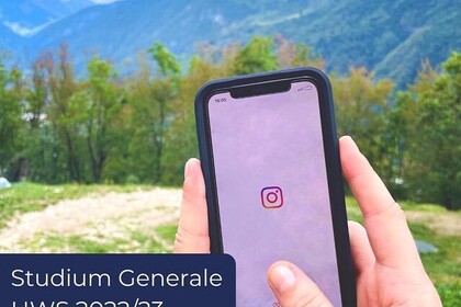 Bild mit Text: "Studium Generale HWS 2022 / 2023". Auf dem Bild ist das Display eines Handys mit dem Instagram-Logo zu sehen.