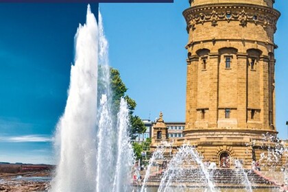 Links eine große Fontäne in der Natur, rechts der Mannheimer Wasserturm mit kleinen Wasserfontänen. Oben links ein Text: Von Mannheim in die Welt und umgekehrt.