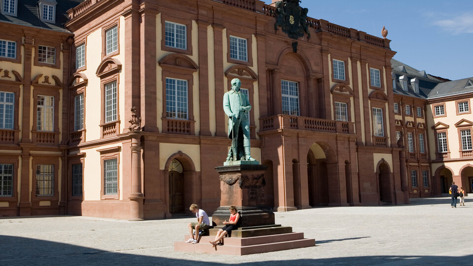 Der Mittelbau des Mannheimer Schlosses im Sonnenlicht.