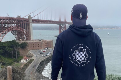Ein Mannheim Studierender schaut zum Golden Gate Bridge an einem wolkigen Tag