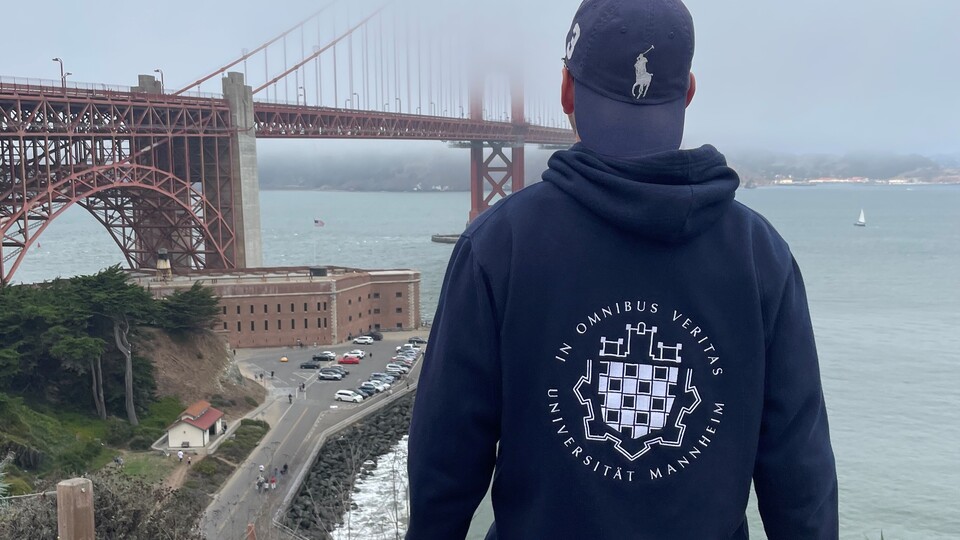 Ein Mannheim Studierender schaut zum Golden Gate Bridge an einem wolkigen Tag