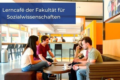 Vier Studierende sitzen mit Kaffee an einem Tisch im Café Soleil und unterhalten sich. Im Hintergrund stehen weitere Personen am Tresen.