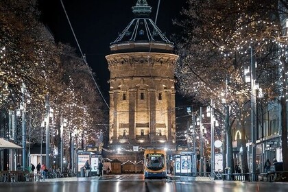 Mannheimer Wasserturm bei Nacht mit weihnachtlicher Beleuchtung der Planken-Einkaufsstraße. Link: Instagram Weihnachtliche Mannheimer Innenstadt