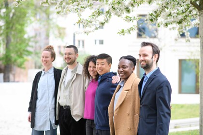 Sechs Mitarbeitende der Universität Mannheim posieren für ein Foto.