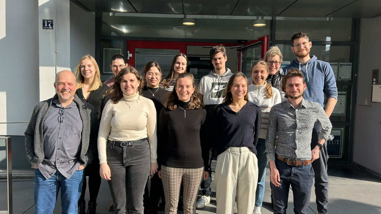 FSS 2024 Gruppenbild des Lehrstuhls vor einem universitären Gebäude, FSS 2024