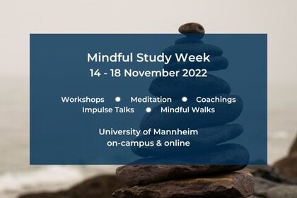 Grafik mit Schlagworten zum Angebot der Mindful Study Week an der Universität Manheim: Workshops, Meditationsangebote, Coachings, Impulsevorträge. Im Hintergrund ein Turm aus Steinen. Link: Instagram Mindful Study Week