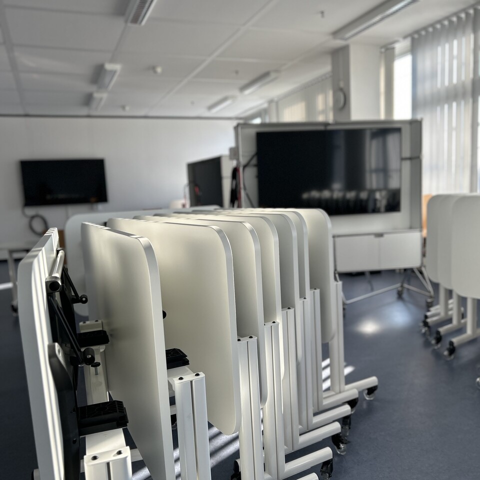 weißes Stühle und eine Tafel im euen EduSpace