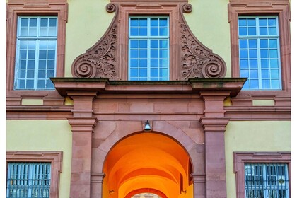 Blick auf den Durchweg zwischen Ehrenhof und Mensawiese