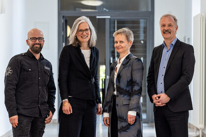 Die künftigen Prorektor*innen der Universität Mannheim stehen nebeneinander in einem Flur.