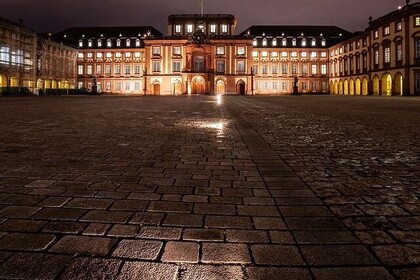 Aufnahme der Universität Mannheim und des Ehrenhofs bei Nacht.