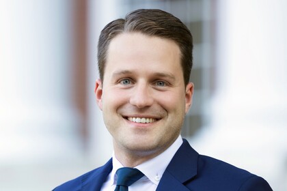 Gunther Glenk hat kurze Haare und trägt einen dunkelblauen Anzug und eine Krawatte