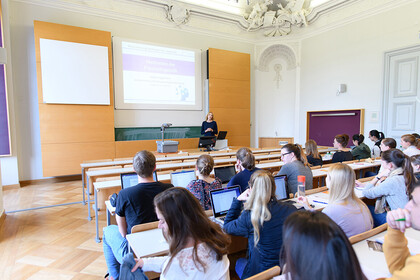 Studierende hören bei einer Vorlesung zu.