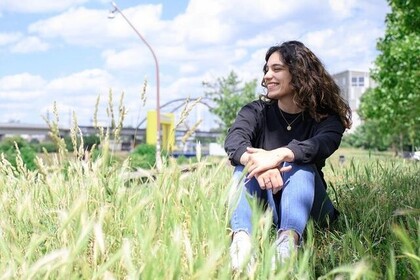 Eine Frau sitzt auf einer Wiese im Gras und genießt die Natur. Link: Instagram Nachhaltigkeitspreis ⁠