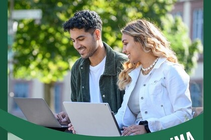 Zwei Studierende (eine weiblich und eine männlich gelesene Person) sitzen vor dem Hauptgebäude und einem grünen Baum. Sie haben jeweils einen Laptop auf dem Schoß und blicken mit glücklichem Gesicht auf den Laptop der männlich gelesenen Person. Am unteren Bildrand steht in einer geschwungenen grünen Zeile "GreenUniMA".