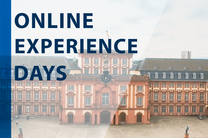 Blick auf den Mittelbau der Universität Mannheim. Im Vordergrund steht "Online Experience Days".