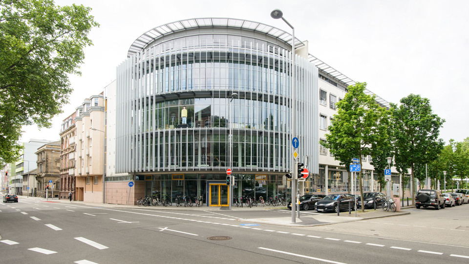 Außenansicht des Mannheimer VWL-Gebäudes.