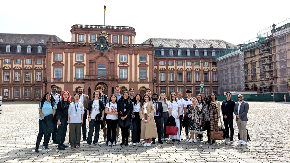 Gruppenbild vor dem Schloss Mannheim