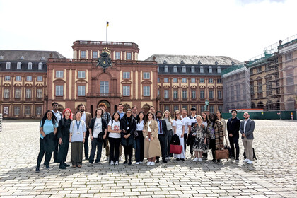 Gruppenbild vor dem Schloss Mannheim