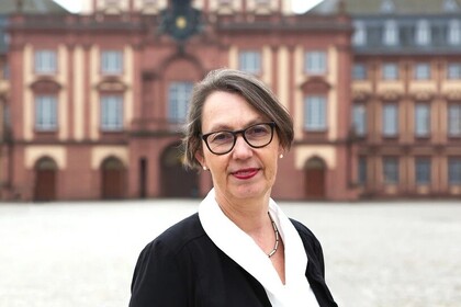 Porträt von Sabine Sonnentag vor dem Schloss in Mannheim