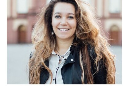 Porträt der Austauschstudentin Soriane Migny aus Frankreich in der Reihe "testimonialtuesday". Migny trägt eine schwarze Jacke und eine weiße Bluse und ihr langes braunes Haar offen. Sie lacht fröhlich in die Kamera. Link: Instagram Post testimonialtuesday