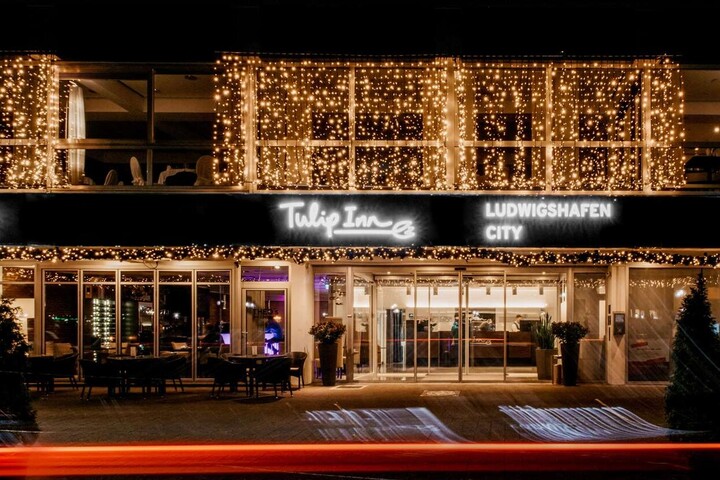 Außenansicht vom Tulip Inn bei Nacht