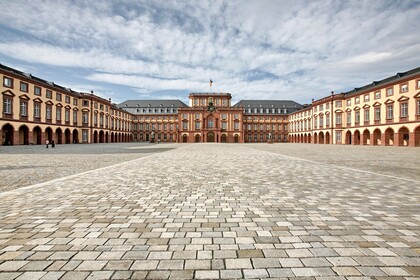 Das Mannheimer Schloss und der mit Kopfsteinpflastern belegte Ehrenhof