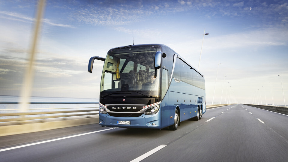 Bus fährt auf mehrspuriger Straße