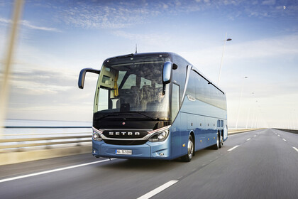 Bus fährt auf mehrspuriger Straße