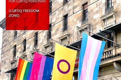 LGBTQ-Flaggen hängen an einem Gebäude. Darüber steht: "Mannheim wird Freiheitstraum für LGBTQ-Personen. LGBTQ Freedom Zone".