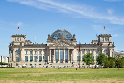 Außenaufnahme des Gebäudes des Deutschen Bundestags bei strahlendem Wetter.