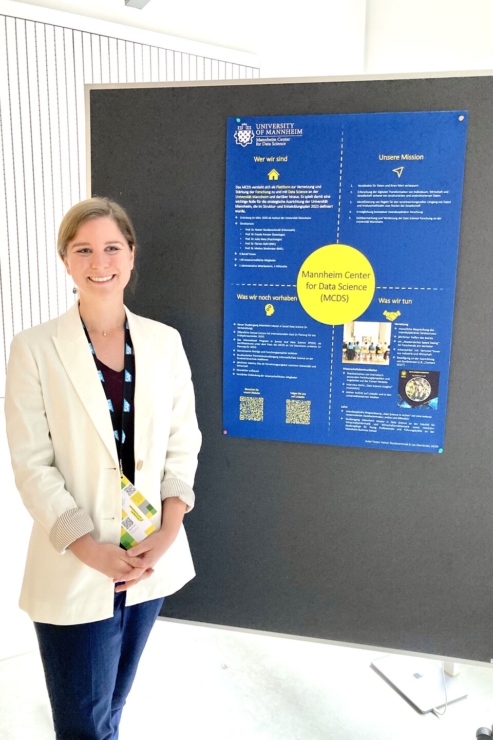 Dr. Lea Oberländer auf der Informatik 2023 mit einem Poster zu den Aktivitäten des MCDS