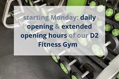 In der Mitte steht "ab Montag: tägliche Öffnung und verlängerte Öffnungszeiten von unserem D2 FitnessGym". Im Hintergrund sind Hanteln zu sehen.