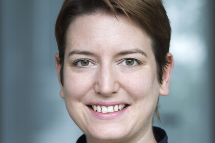 Portrait von Katja Möhring. Sie trägt eine schwarze Bluse und lächelt.